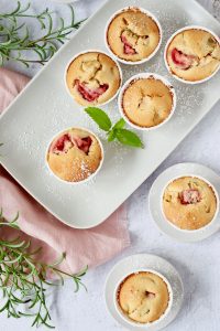 Erdbeer-Rhabarber Muffins Erdbeer-Rhabarber-Muffins auf heller Unterlage