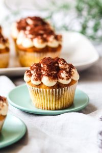Tiramisu-Cupcakes mit Mascarponecreme und Kakaostaub