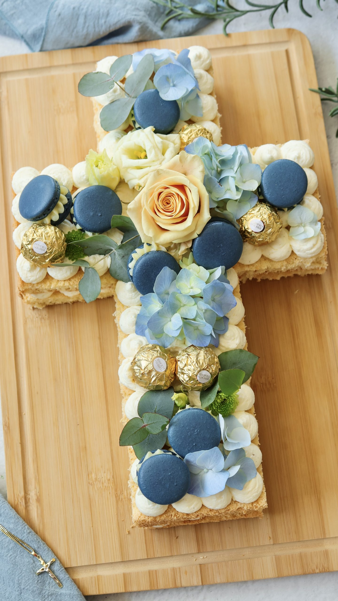 Number Cake in Kreuzform mit echten Blumen und Vanillecreme aus Quark, Mascarpone und Sahne