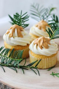 Deutsche Buttercreme Cremige Deutsche Buttercreme in einer Schüssel, perfekt zum Füllen und Dekorieren von Cupcakes und Torten.