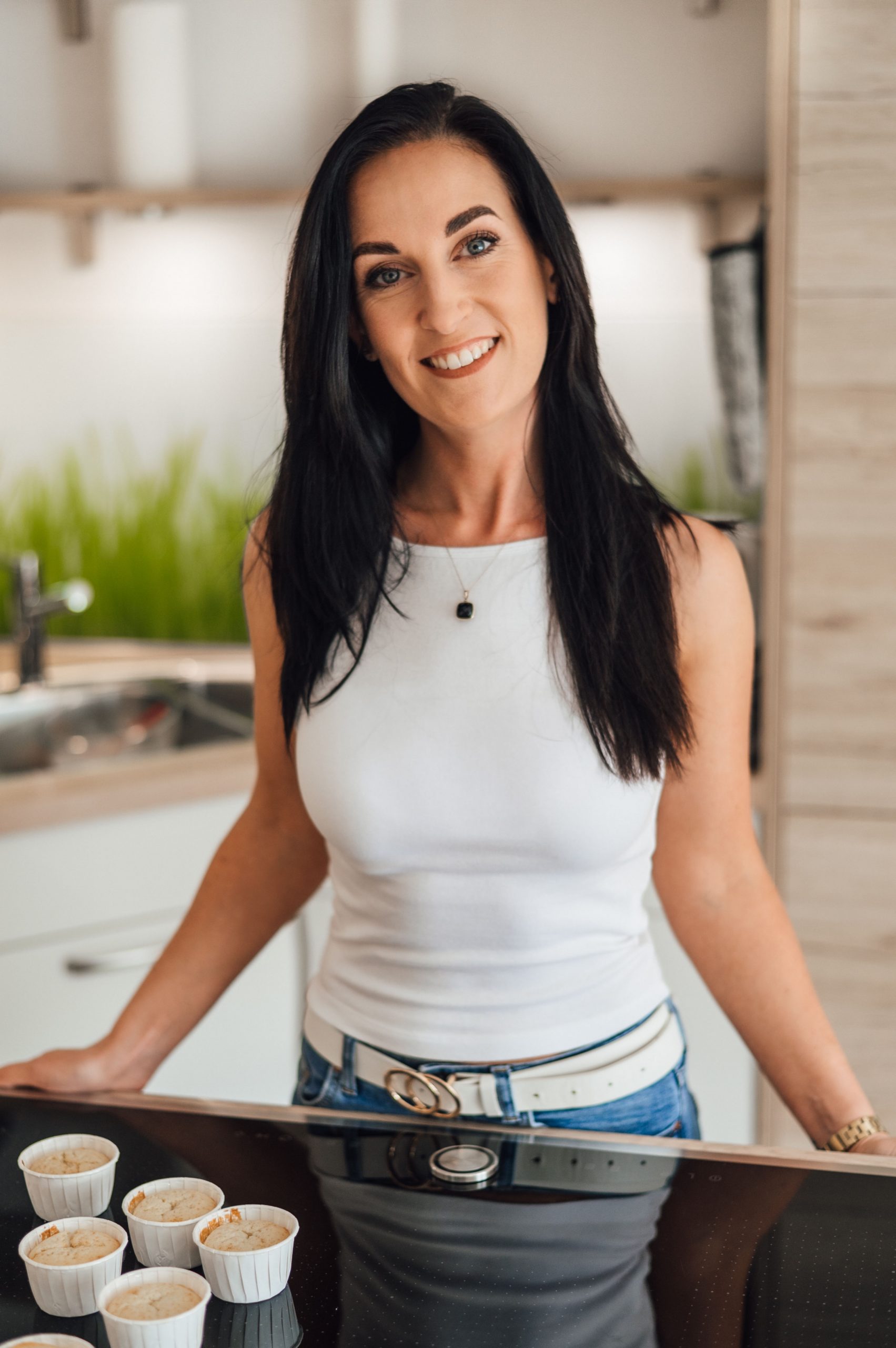 Home Sarah Sangermann in ihrer Küche beim Backen – herzlich, kreativ und authentisch