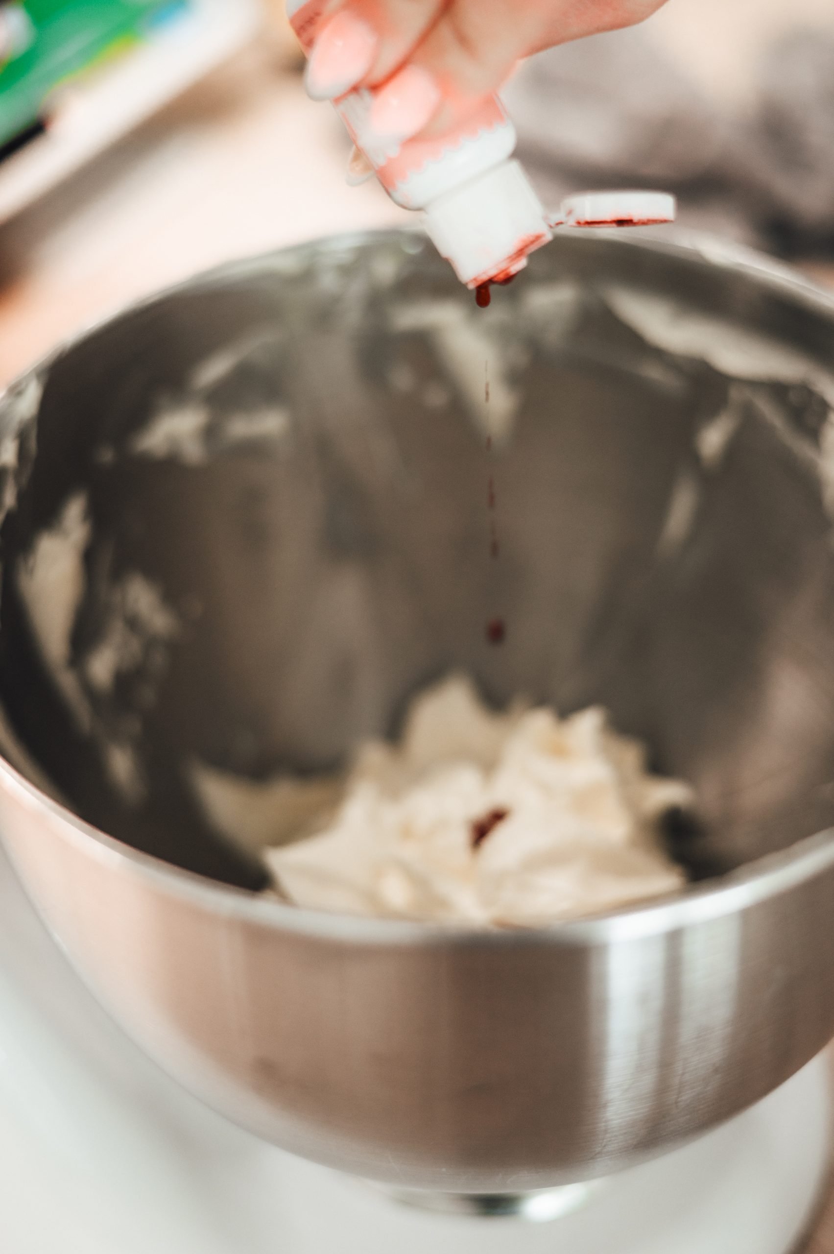 Buttercreme wird mit Gelfarbe eingef&auml;rbt.