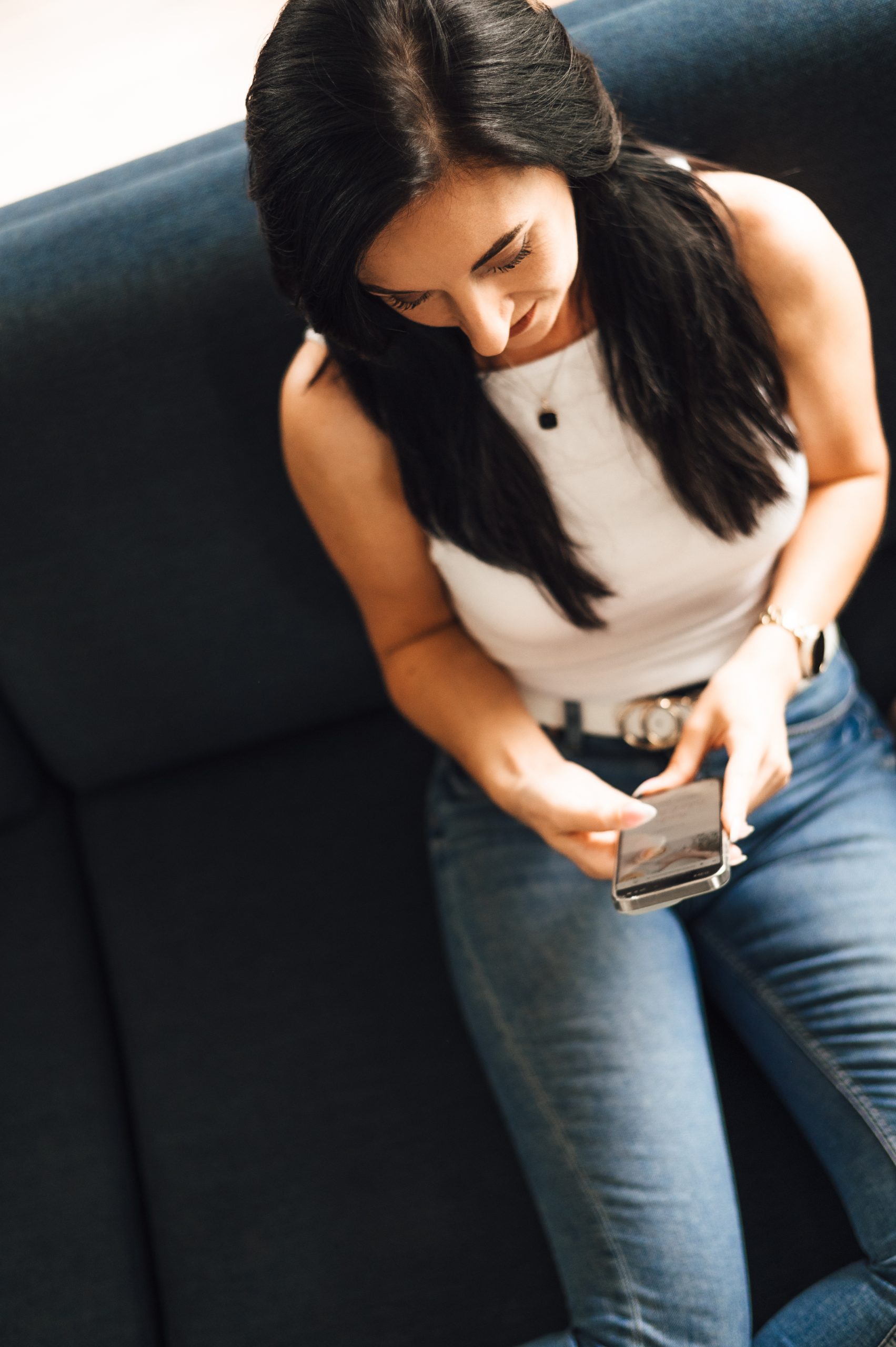 Sarah Sangermann arbeitet mit dem Smartphone an ihrer digitalen Einkaufsliste für den Backblog.