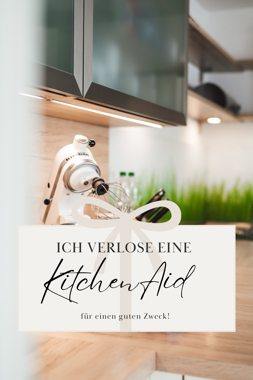 Weihnachtliches Gewinnspiel-Bild mit beige-cremefarbenem Kalligrafie-Design und Geschenkband, Hinweis auf KitchenAid-Verlosung zugunsten des Kinder- und Jugendhospiz Balthasar.