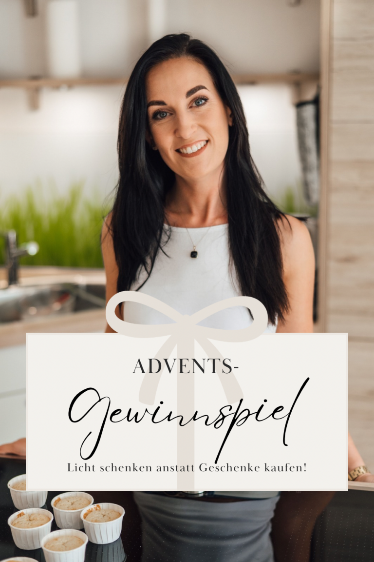 Sarah Sangermann in ihrer Küche mit dem Banner „Advents-Gewinnspiel“ zur Spendenaktion für das Kinder- und Jugendhospiz Balthasar