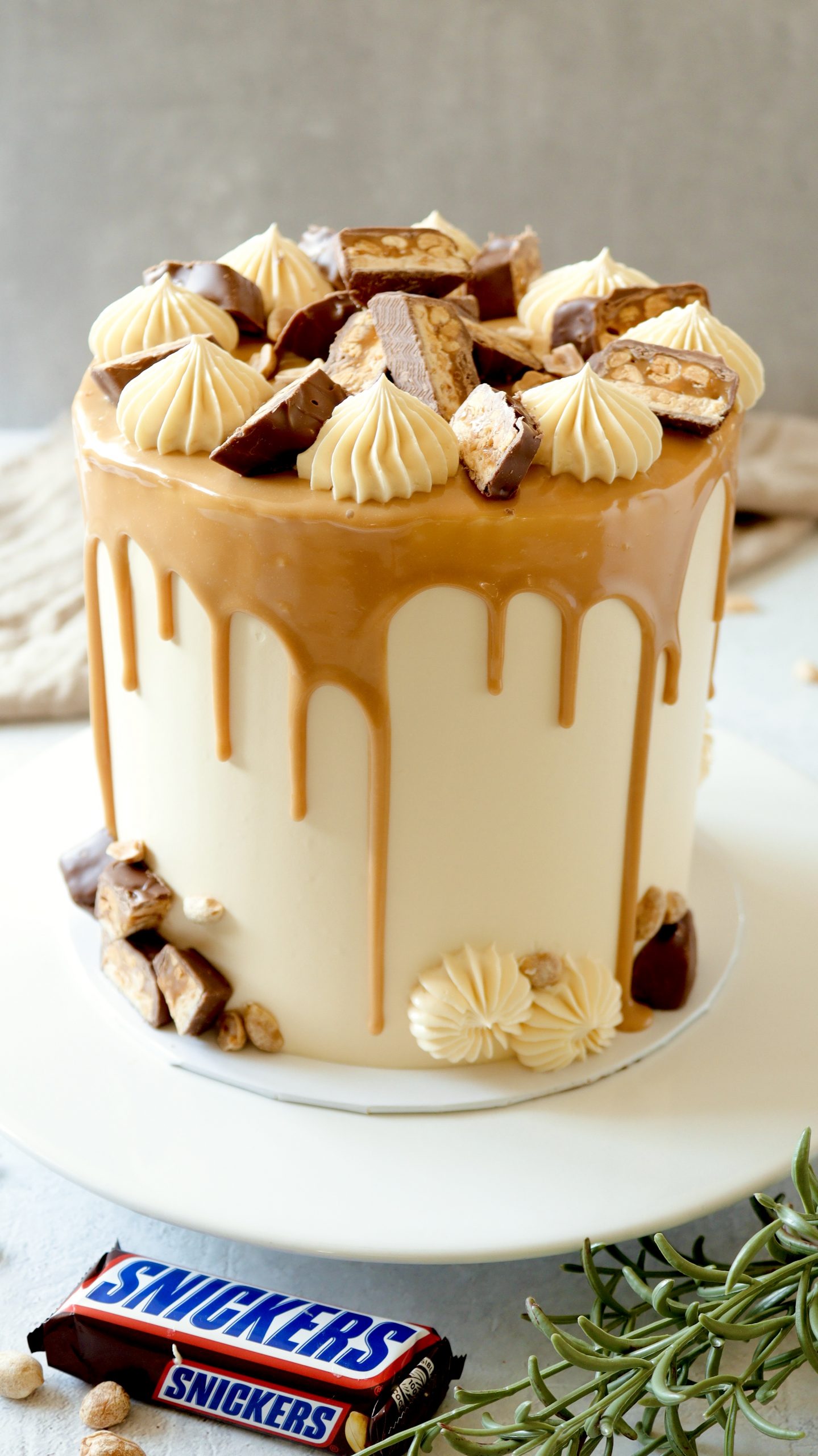 Snickers-Torte mit Karamell-Drip, Erdnüssen und Snickers-Stücken