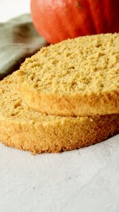 Kürbisbiskuit Kürbisbiskuit, frisch gebacken, aufgeschnitten, mit lockerer Krume