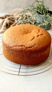 Kokos-Biskuitboden Kokos-Biskuitboden locker gebacken auf einem Kuchengitter
