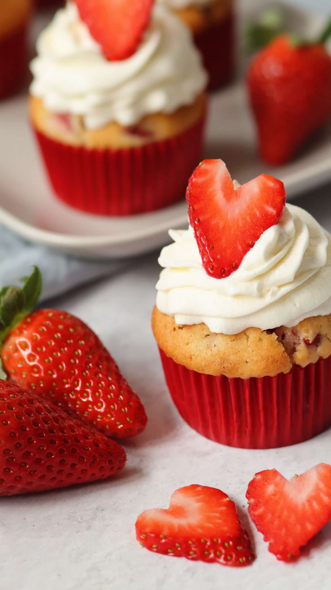 Erdbeer Cupcakes mit Sahne-Quark-Topping und frischen Erdbeeren