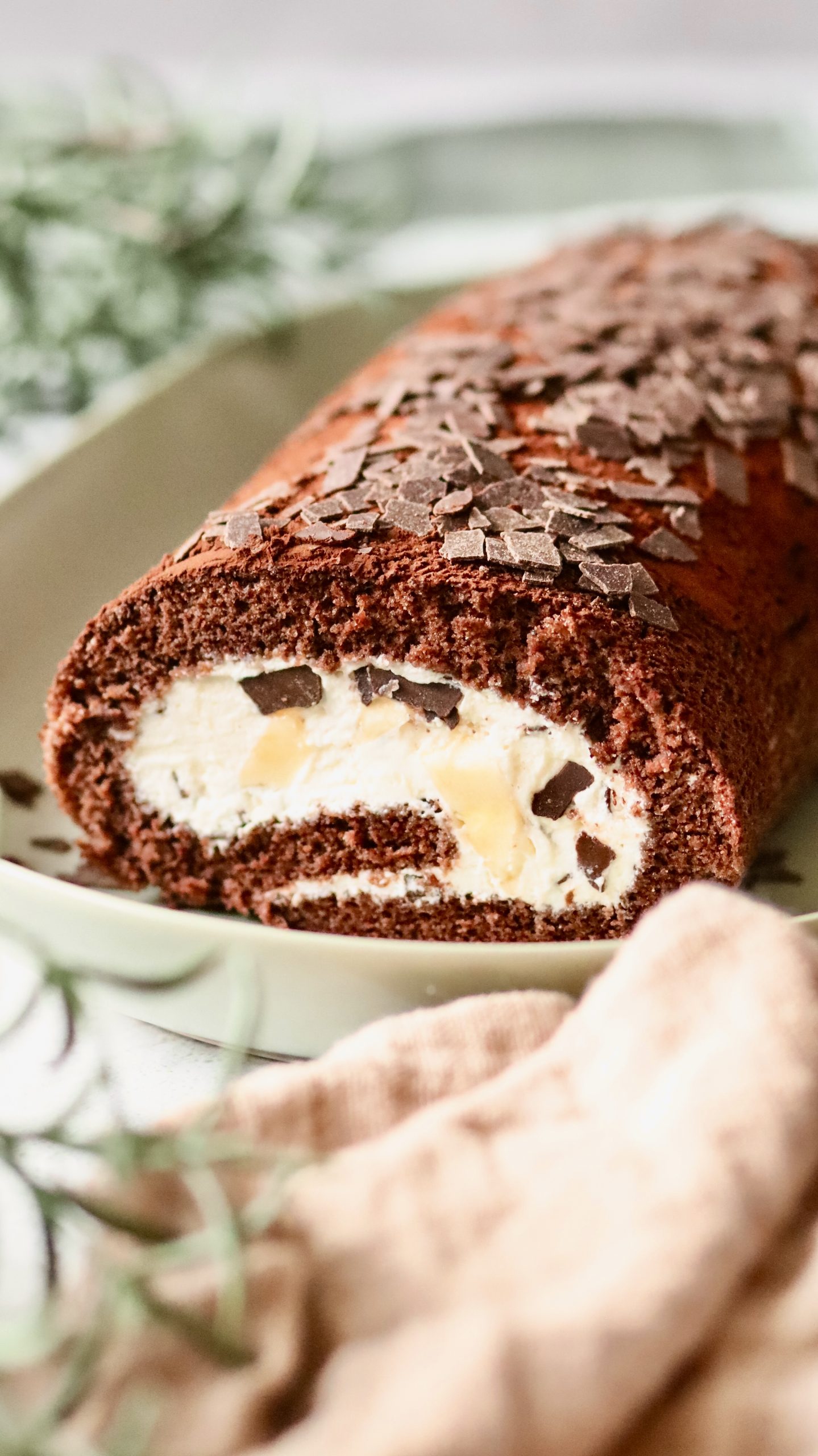 Home Banana Split Biskuitrolle mit Sahne, Banane und Schokoraspeln angeschnitten