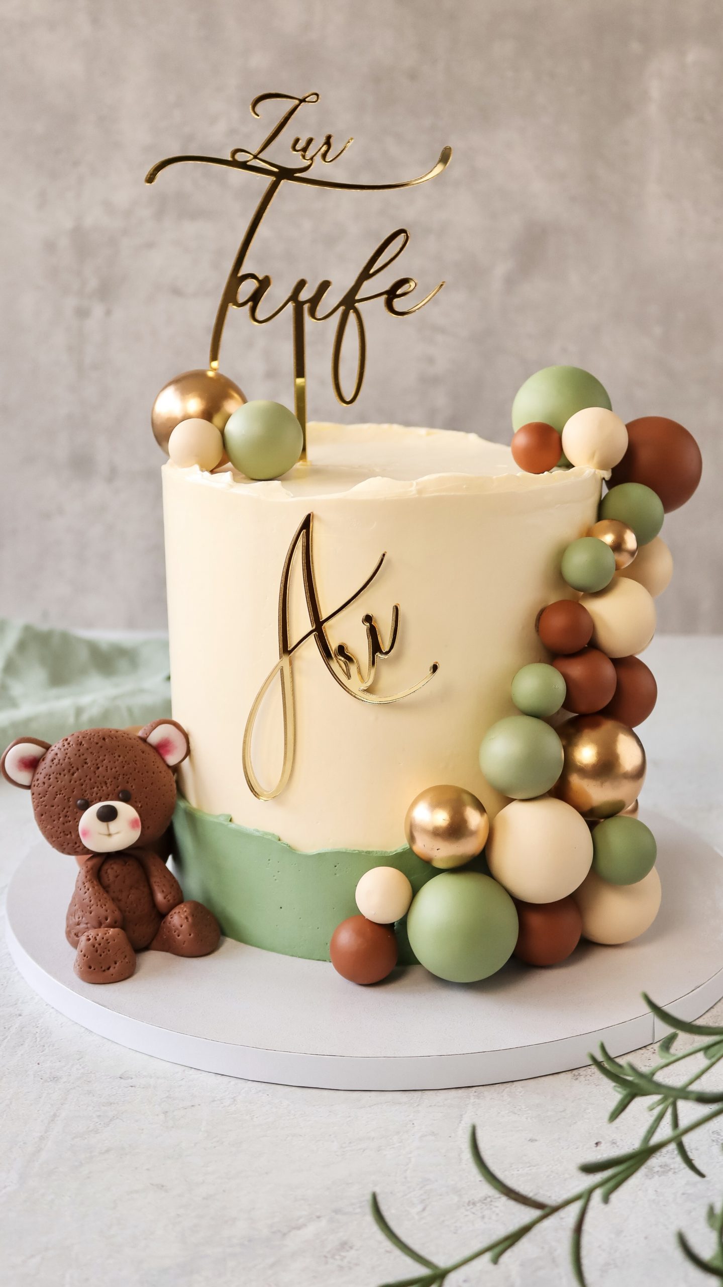 Home Hohe Motivtorte mit Kinder-Bueno-Creme und Schokoladendekor
