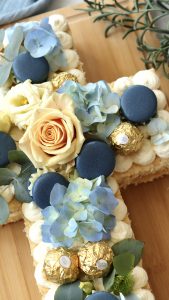 Number Cake mit stabiler Vanillecreme und Blumen dekoriert