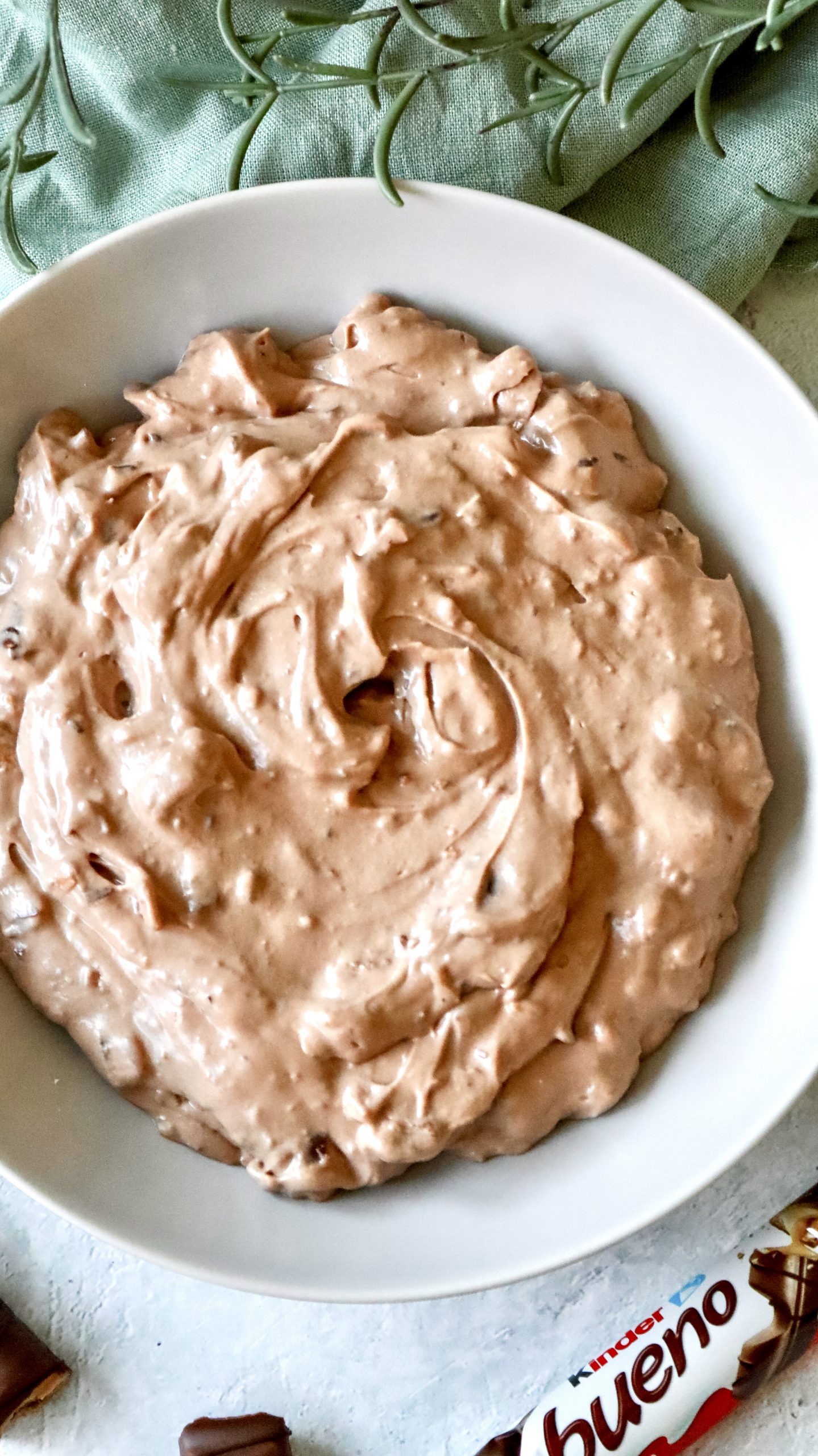 Kinder-Bueno-Creme in der Draufsicht als cremige Tortenfüllung mit Haselnuss und Schokolade