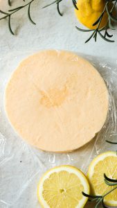 Gefrorener Lemon Curd Fruchtspiegel für Torten von oben fotografiert
