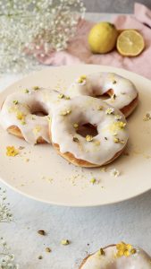 Fluffige Zitronen Donuts mit Zitronenglasur auf einem Teller