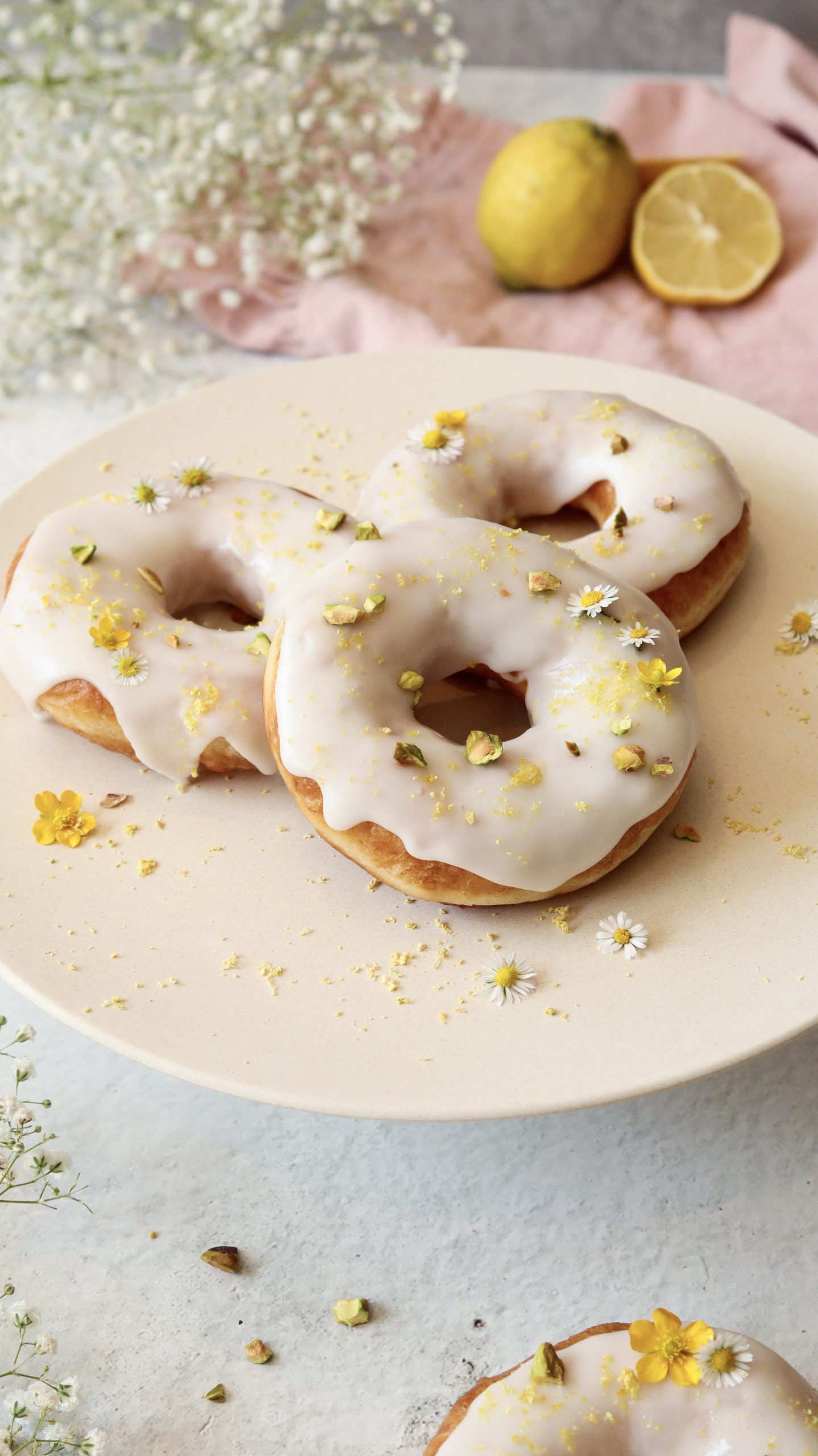 Home Fluffige Zitronen Donuts mit Zitronenglasur auf einem Teller