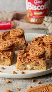 Lotus-Biscoff-Blondies Lotus-Biscoff-Blondies mit cremigem Lotus-Topping, Keksbröseln und Lotus-Keksen
