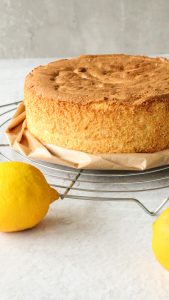 Fluffiger Zitronenbiskuit für Torten und Kuchen mit frischer Zitrone