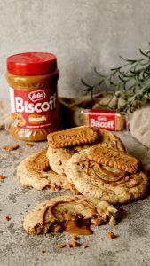 Lotus-Biscoff-Cookies Gefüllte Lotus Biscoff Cookies mit cremigem Biscoff-Kern auf einem Teller