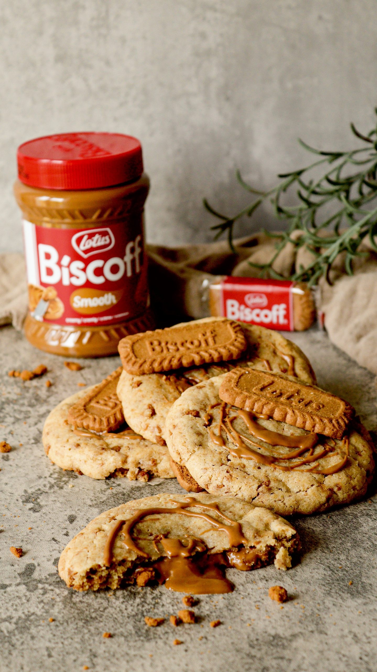 Gef&uuml;llte Lotus Biscoff Cookies mit cremigem Biscoff-Kern auf einem Teller