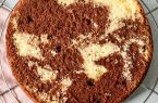 Frisch gebackener Marmor-Tortenboden auf einem Kuchengitter