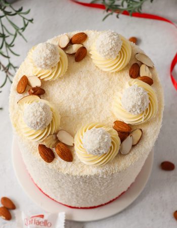Raffaello Torte von oben mit Kokosraspeln, Raffaello Pralinen und Cremetuffs