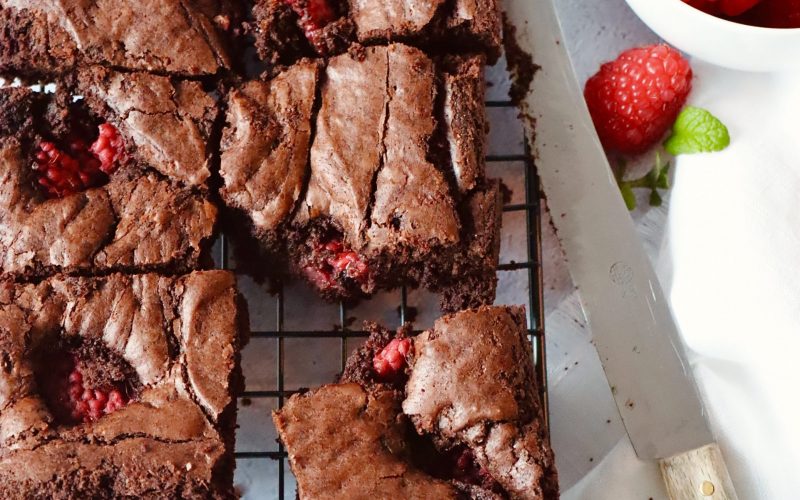 Saftige Himbeer Brownies mit frischen Himbeeren und Schokolade