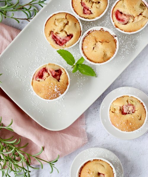 Erdbeer-Rhabarber-Muffins Erdbeer-Rhabarber-Muffins auf heller Unterlage