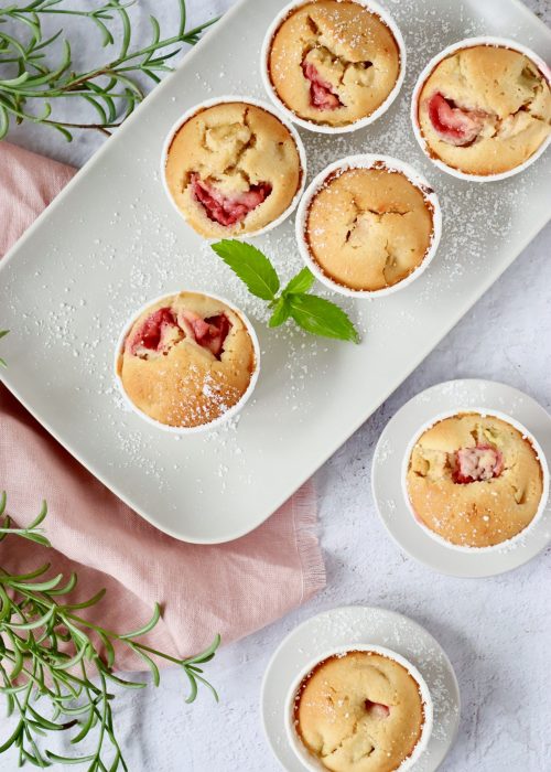 Erdbeer-Rhabarber-Muffins Erdbeer-Rhabarber-Muffins auf heller Unterlage