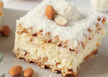 Raffaello Waffelschnitten mit Kokos Raffaello Waffelschnitten mit Kokos, Mandeln und cremiger Raffaello-Füllung