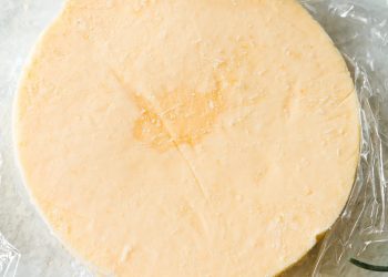 Gefrorener Lemon Curd Fruchtspiegel f&uuml;r Torten von oben fotografiert