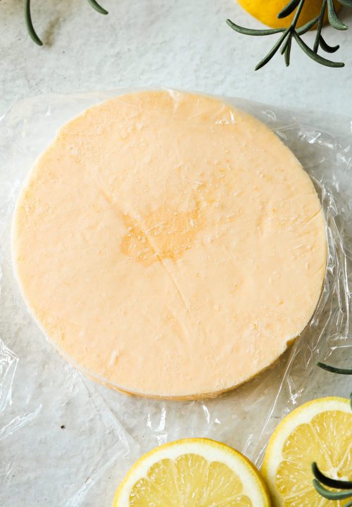 Gefrorener Lemon Curd Fruchtspiegel f&uuml;r Torten von oben fotografiert
