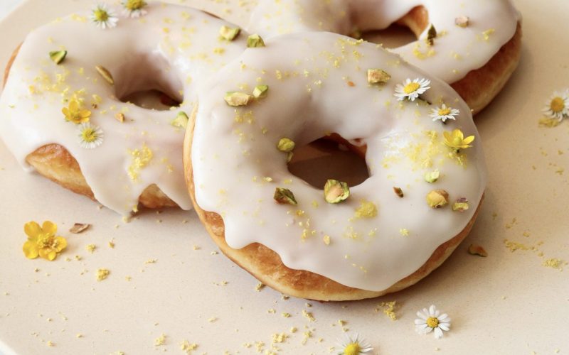 Fluffige Zitronen Donuts mit Zitronenglasur auf einem Teller