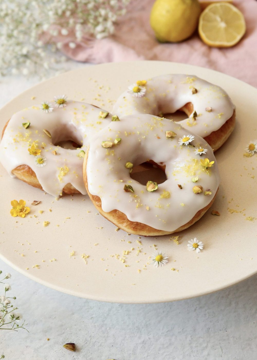 Fluffige Zitronen Donuts mit Zitronenglasur auf einem Teller