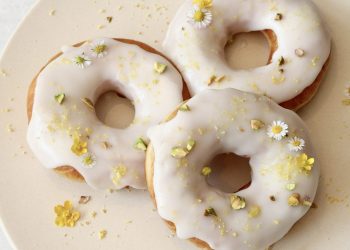 Fluffige Zitronen Donuts mit Zitronenglasur aus der Vogelperspektive auf einem Teller