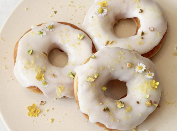 Fluffige Zitronen Donuts mit Zitronenglasur aus der Vogelperspektive auf einem Teller