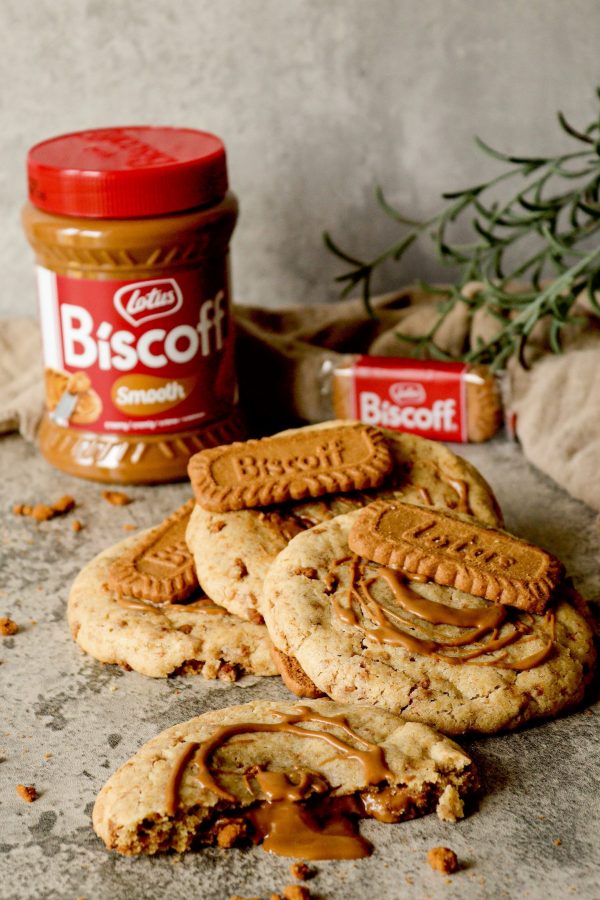 Gef&uuml;llte Lotus Biscoff Cookies mit cremigem Biscoff-Kern auf einem Teller