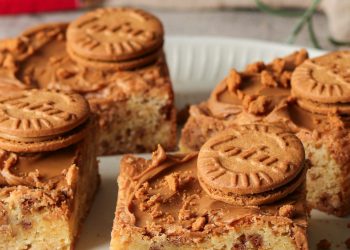 Lotus-Biscoff-Blondies mit cremigem Lotus-Topping, Keksbr&ouml;seln und Lotus-Keksen