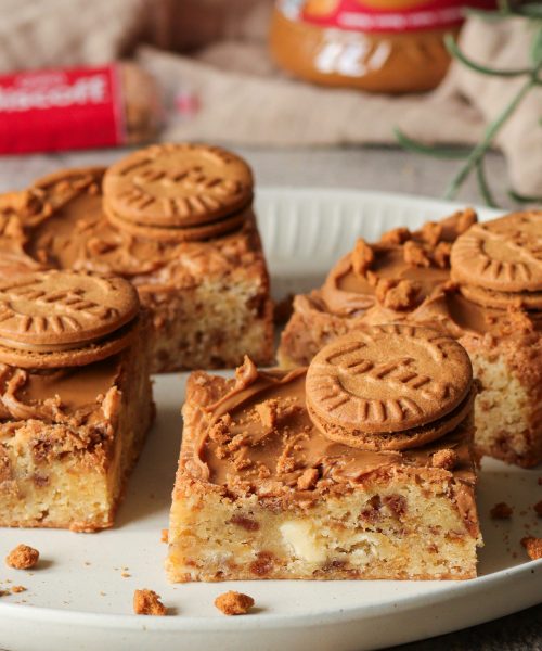 Lotus-Biscoff-Blondies mit cremigem Lotus-Topping, Keksbr&ouml;seln und Lotus-Keksen