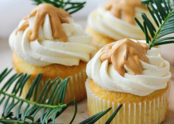 Deutsche Buttercreme Rezept Cremige Deutsche Buttercreme in einer Schüssel, perfekt zum Füllen und Dekorieren von Cupcakes und Torten.