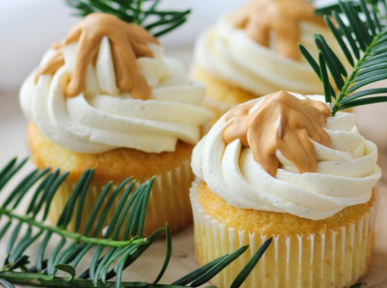 Cremige Deutsche Buttercreme in einer Sch&uuml;ssel, perfekt zum F&uuml;llen und Dekorieren von Cupcakes und Torten.