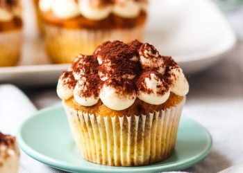 Tiramisu Cupcakes Rezept Tiramisu Cupcakes mit cremigem Mascarpone Frosting und Kakao auf einem Teller