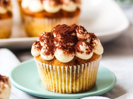 Tiramisu Cupcakes mit cremigem Mascarpone Frosting und Kakao auf einem Teller