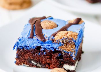 Krümelmonster Brownies mit Oreos Krümelmonster Brownies mit Oreos, Cookies und blauer Creme
