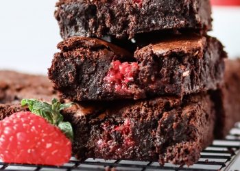 Himbeer Brownies mit saftiger Schokoladenmitte Saftige Himbeer Brownies mit weicher, schokoladiger Schnittkante