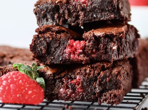 Saftige Himbeer Brownies mit weicher, schokoladiger Schnittkante