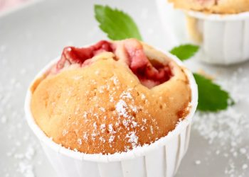 Saftige Erdbeer-Muffins mit Puderzucker und frischen Erdbeeren