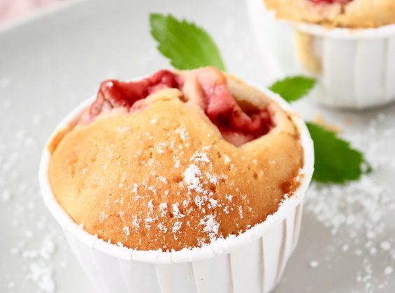 Saftige Erdbeer-Muffins mit Puderzucker und frischen Erdbeeren