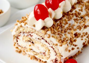 Frankfurter Kranz Biskuitrolle – einfaches Rezept mit Kirschen Frankfurter Kranz Biskuitrolle mit Kirschen und Buttercreme aufgeschnitten