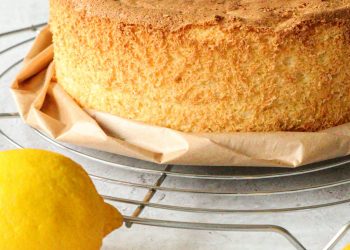 Fluffiger Zitronenbiskuit f&uuml;r Torten und Kuchen mit frischer Zitrone